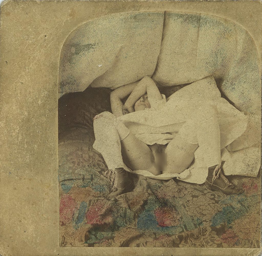 Photographie obscène représentant une femme qui se dissimule, les cuisses  ouvertes, vers 1860, Auguste Belloc -